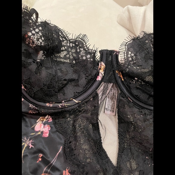 ❤️ EXQUISITE BRAND NEW NEVER WORN GORGEOUS & SEXY VS SATIN FLOWER PRINT TEDDY! 😍 - Picture 7 of 11